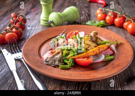 Vegetarisches Essen, Beilage von gebackenem Gemüse und Pilzen, Restaurantgericht, Horizontale Ausrichtung Stockfoto