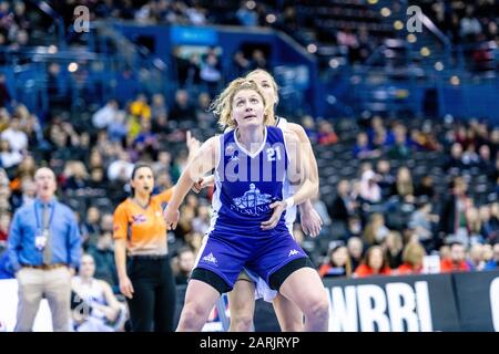 Birmingham, Großbritannien, 26/01/2020. WBBL: Cup-Finale im Arena Birmingham WomenÕs Cup-Finale mit Sevenoaks Sun Beat Durham Palatinates dominiert das Spiel von Anfang an. Durham Palatinates' Kara Elderkin(21) verteidigt gegen Sevenoaks SunsÕ Judit Fritz (15). (C)pmgImaging Stockfoto