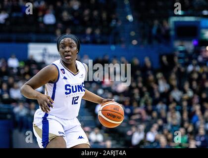 Birmingham, Großbritannien, 26/01/2020. WBBL: Cup-Finale im Arena Birmingham WomenÕs Cup-Finale mit Sevenoaks Sun Beat Durham Palatinates dominiert das Spiel von Anfang an. Sevenoaks SunsÕ Janice Monakana sucht einen Teamkollegen. (C)pmgImaging Stockfoto