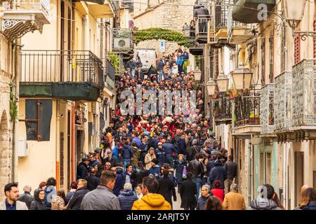 Italien, Sizilien, Provinz Palermo, Prizzi. April 2019. Die Misteri-Prozession während der Osterwoche in der Bergstadt Prizzi. Stockfoto