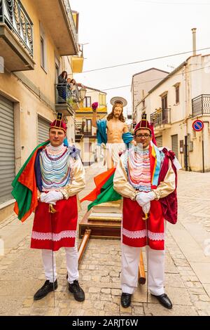 Italien, Sizilien, Provinz Palermo, Prizzi. April 2019. Die Misteri-Prozession während der Osterwoche in der Bergstadt Prizzi. Stockfoto