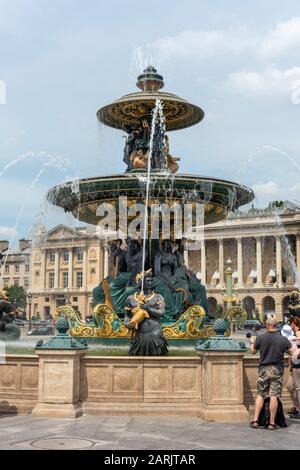 Fontaine des Fleuves in Place de la Concorde, Tuileries Quarter, Paris, Frankreich Stockfoto