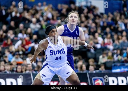 Birmingham, Großbritannien, 26/01/2020. WBBL: Cup-Finale im Arena Birmingham WomenÕs Cup-Finale mit Sevenoaks Sun Beat Durham Palatinates dominiert das Spiel von Anfang an. Sevenoaks SunsÕ Izzy Wood (04) verteidigt gegen Durham PalatinatesÕ Claire Paxton (11). (C)pmgImaging Stockfoto