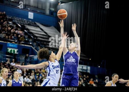 Birmingham, Großbritannien, 26/01/2020. WBBL: Cup-Finale im Arena Birmingham WomenÕs Cup-Finale mit Sevenoaks Sun Beat Durham Palatinates dominiert das Spiel von Anfang an. Sevenoaks Suns Cat Carr (22) verteidigt gegen die Claire Paxton von Durham Palatinates (11), die für drei Zeiger geht. (C)pmgImaging Stockfoto