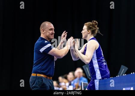 Birmingham, Großbritannien, 26/01/2020. WBBL: Cup-Finale im Arena Birmingham WomenÕs Cup-Finale mit Sevenoaks Sun Beat Durham Palatinates dominiert das Spiel von Anfang an. Chefcoach Lee Davie High fives Claire Paxton (11), als sie auf das Gericht geht. (C)pmgImaging Stockfoto