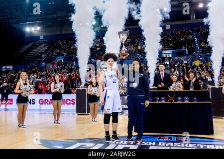 Birmingham, Großbritannien, 26/01/2020. WBBL: Cup-Finale im Arena Birmingham WomenÕs Cup-Finale mit Sevenoaks Sun Beat Durham Palatinates dominiert das Spiel von Anfang an. Sevenoaks SunsÕ Cat Carr (22) und Ta'yani Clark (20) heben den Pokal an. (C)pmgImaging Stockfoto