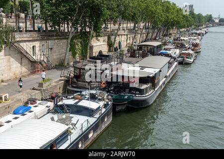 Boote, die auf der seine am Quai des Tuileries vergraben wurden, sind von Pont De la Concorde, Tuileries Quarter, Paris, Frankreich aus zu sehen Stockfoto