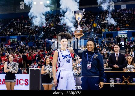 Birmingham, Großbritannien, 26/01/2020. WBBL: Cup-Finale im Arena Birmingham WomenÕs Cup-Finale mit Sevenoaks Sun Beat Durham Palatinates dominiert das Spiel von Anfang an. Sevenoaks SunsÕ Cat Carr (22) und Ta'yani Clark (20) heben den Pokal an. (C)pmgImaging Stockfoto