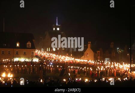 Mitglieder der Jarl Squad in Lerwick auf den Shetland-Inseln während des "Up Helly Aa Viking"-Festivals. Das in den 1880er Jahren stammende Festival feiert Shetlands nordisches Erbe. Stockfoto