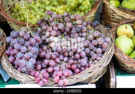 Obsttraube am Greengrocker. Bank auf dem Straßenbelag. Stockfoto