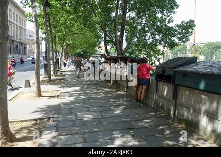 Bouquinistes de Paris (Buchhändler, die Gebrauchtbücher, Zeitschriften und Drucke verkaufen) auf Quai de Conti in St. Germain-des-Pres, Paris, Frankreich Stockfoto