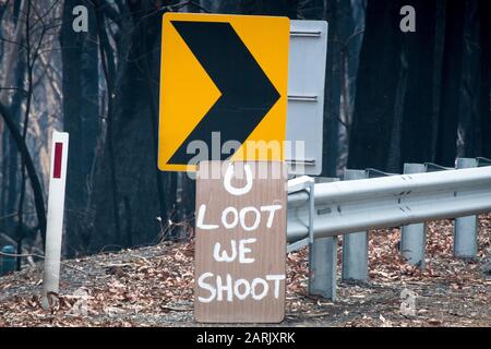 MoGo Bewohner flüchteten, als Buschfeuer die Südküste des NSW während der australischen Buschfeuer 2020, Mogo, New South Wales, Australien © Hugh Peterswald/Alamy hochwühlten Stockfoto