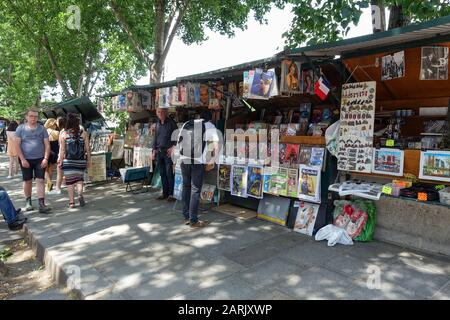 Bouquinistes de Paris (Buchhändler, die Gebrauchtbücher, Zeitschriften und Drucke verkaufen) auf Quai de Conti in St. Germain-des-Pres, Paris, Frankreich Stockfoto