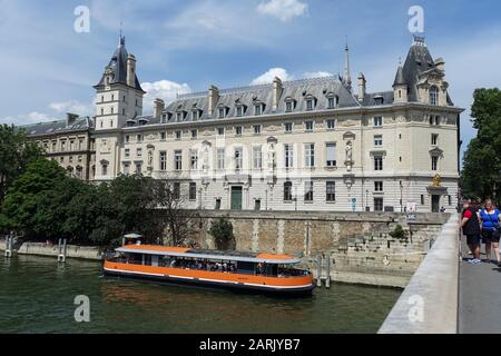 Touristenboot auf der seine am Palais de Justice am Quai des Orfèvres Blick von Pont Saint-Michel, Ile de la Cité, Paris, Frankreich Stockfoto