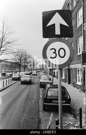 Verkehrszeichen 30 km in Amsterdam Datum: 5. april 1983 Ort: Amsterdam, Noord-Holland Schlüsselwörter: Straßenschilder Stockfoto