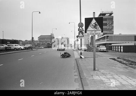 Straßenschild: Bitte beachten: Glattrails Datum: 11. Dezember 1970 Stockfoto