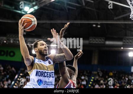 Birmingham, Großbritannien, 26/01/2020. BBL: Cup-Finale in der Arena Birmingham Ein hervorragendes MenÕs-Cup-Finale mit Bristol Flyers gegen Worcester Wolves. Amir Williams (01) geht ins Netz. (C)pmgImaging Stockfoto