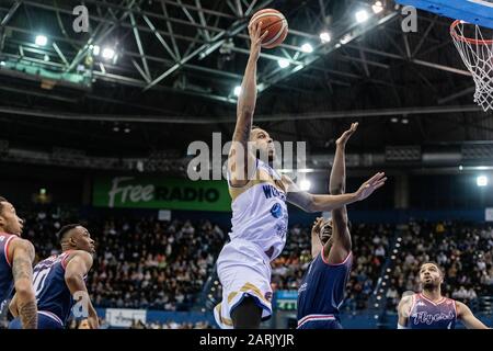 Birmingham, Großbritannien, 26/01/2020. BBL: Cup-Finale in der Arena Birmingham Ein hervorragendes MenÕs-Cup-Finale mit Bristol Flyers gegen Worcester Wolves. Worcester WolvesÕ Amir Williams (01) geht ins Netz. (C)pmgImaging Stockfoto