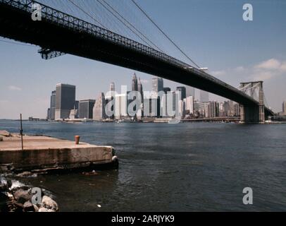 AJAXNETPHOTO. JULI 1975. NEW YORK, USA. - DIE BROOKLYN BRIDGE ÜBERSPANNT DEN EAST RIVER VON DER BROOKLYN SEITE IN RICHTUNG LOWER MANHATTAN. FOTO: JONATHAN EASTLAND/AJAX REF:0775 2 Stockfoto