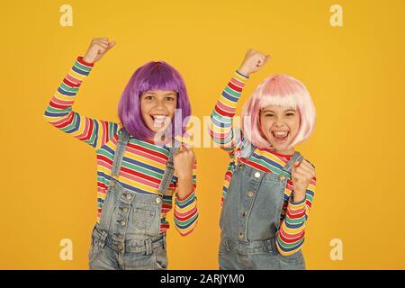 Anime Convention. Anime Cosplay party Konzept. Animation Stil aus bunten Grafiken lebendige Zeichen phantastische Themen. Gerne kleine Mädchen. Anime Fan. Fröhliche Freunde in bunten Perücken. Stockfoto