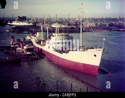 AJAX-NACHRICHTEN- UND -FUNKTIONSDIENST. 1950S. WOOLSTON, ENGLAND. - DAS FRACHTSCHIFF SECHURA WIRD VON DER WOOLSTON-WERFT IN DEN ITCHEN-FLUSS GEBRACHT. DIE STADT SOUTHAMPTON UND DIE KREUZWEGFÄHREN SIND IM HINTERGRUND ZU SEHEN. FOTO:AJAX NEWS & FEATURE SERVICE/VT COLLECTION REF:VT171703 9 Stockfoto