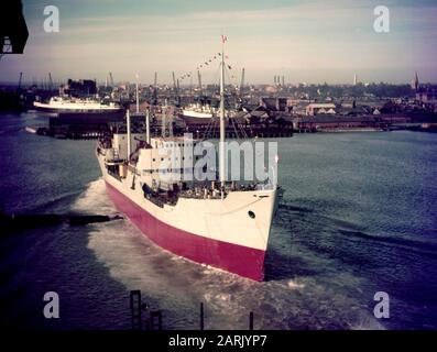 AJAX-NACHRICHTEN- UND -FUNKTIONSDIENST. 1950S. WOOLSTON, ENGLAND. - DAS FRACHTSCHIFF SECHURA WIRD VON DER WOOLSTON-WERFT IN DEN ITCHEN-FLUSS GEBRACHT. DIE STADT SOUTHAMPTON UND DIE KREUZWEGFÄHREN SIND IM HINTERGRUND ZU SEHEN. FOTO:AJAX NEWS & FEATURE SERVICE/VT COLLECTION REF:VT171703 10 Stockfoto