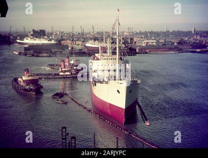 AJAX-NACHRICHTEN- UND -FUNKTIONSDIENST. 1950S. WOOLSTON, ENGLAND. - DAS FRACHTSCHIFF SECHURA WIRD VON DER WOOLSTON-WERFT IN DEN ITCHEN-FLUSS GEBRACHT. DIE STADT SOUTHAMPTON UND DIE KREUZWEGFÄHREN SIND IM HINTERGRUND ZU SEHEN. FOTO:AJAX NEWS & FEATURE SERVICE/VT COLLECTION REF:VT171703 11 Stockfoto