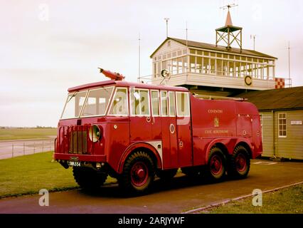 AJAX-NACHRICHTEN- UND -FUNKTIONSDIENST. 1950S. STANDORT UNBEKANNT. - THORNYCROFT NUTZFAHRZEUGE - FARBPRODUKTFOTOGRAFIE - NUTZFAHRZEUGE UND LKWS, DIE VON THORNYCROFTS IN VERSCHIEDENEN EIGENTÜMERLIEDERN HERGESTELLT WERDEN. COVENTRY CIVIC AIRPORT CRASH TENDER. FOTO:AJAX NEWS & FEATURE SERVICE/VT COLLECTION REF:VT172703 4 Stockfoto