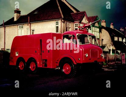 AJAX-NACHRICHTEN- UND -FUNKTIONSDIENST. 1950S. STANDORT UNBEKANNT. - THORNYCROFT NUTZFAHRZEUGE - FARBPRODUKTFOTOGRAFIE - NUTZFAHRZEUGE UND LKWS, DIE VON THORNYCROFTS IN VERSCHIEDENEN EIGENTÜMERLIEDERN HERGESTELLT WERDEN. AIRPORT CRASH TENDER FÜR INDIEN. FOTO:AJAX NEWS & FEATURE SERVICE/VT COLLECTION REF:VT172703 6 Stockfoto