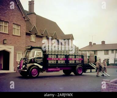 AJAX-NACHRICHTEN- UND -FUNKTIONSDIENST. 1950S. STANDORT UNBEKANNT. - THORNYCROFT NUTZFAHRZEUGE - FARBPRODUKTFOTOGRAFIE - NUTZFAHRZEUGE UND LKWS, DIE VON THORNYCROFTS IN VERSCHIEDENEN EIGENTÜMERLIEDERN HERGESTELLT WERDEN. VALE VON NEATH BRAUEREI LKW-ENTLADUNG. FOTO:AJAX NEWS & FEATURE SERVICE/VT COLLECTION REF:VT171703 5 Stockfoto