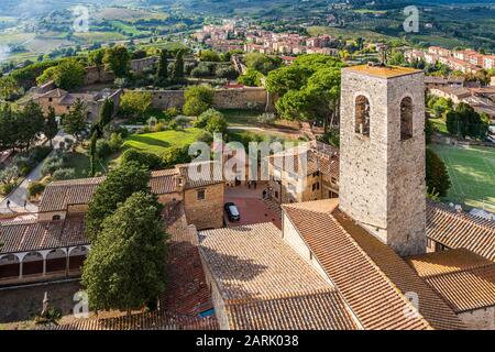 Blick auf das toskanische Dorf San Gimignano, vom Gipfel des Torre Grossa, dem höchsten Turm der Altstadt Stockfoto