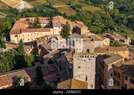 Blick auf das toskanische Dorf San Gimignano, vom Gipfel des Torre Grossa, dem höchsten Turm der Altstadt Stockfoto