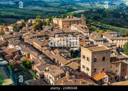 Blick auf das toskanische Dorf San Gimignano, vom Gipfel des Torre Grossa, dem höchsten Turm der Altstadt Stockfoto