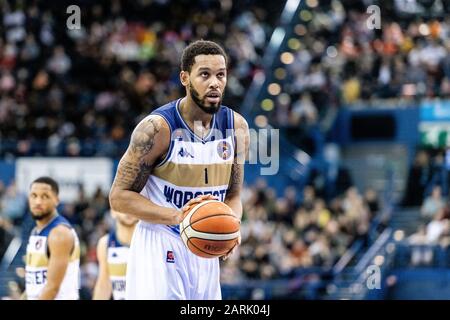 Birmingham, Großbritannien, 26/01/2020. BBL: Pokalfinale in der Arena Birmingham Ein exzellentes MenÕs-Cup-Finale mit Bristol Flyers gegen Worcester Wolves.Worcester WolvesÕ Amir Williams (01) readies für den Freiwurf. (C)pmgImaging Stockfoto