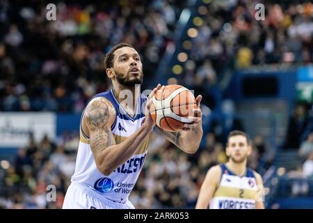 Birmingham, Großbritannien, 26/01/2020. BBL: Cup-Finale in der Arena Birmingham Ein hervorragendes MenÕs-Cup-Finale mit Bristol Flyers gegen Worcester Wolves. Worcester Wolves Amir Williams (01) übernimmt den Freiwurf. (C)pmgImaging Stockfoto