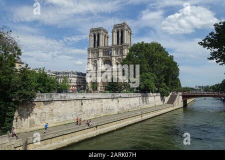 Kathedrale Notre-Dame, Promenade Maurice Carême und Pont au Double von gegenüber der seine, Ile de la Cité, Paris, Frankreich Stockfoto