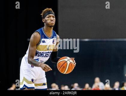 Birmingham, Großbritannien, 26/01/2020. BBL: Cup-Finale in der Arena Birmingham Ein hervorragendes MenÕs-Cup-Finale mit Bristol Flyers gegen Worcester Wolves. Worcester Wolves Kofi Joseph (04) sucht einen Teamkollegen. (C)pmgImaging Stockfoto