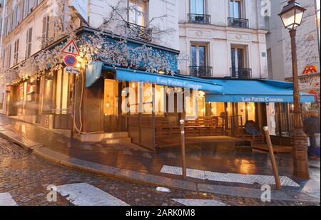 Typisches Pariser Café Les Petits Cousins im Pariser Viertel Montmartre. Stockfoto