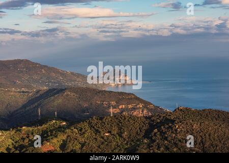 Italien, Sizilien, Palermo, Pollina. Blick auf die sizilianische Küste von Pollina aus am späten Nachmittag. Stockfoto