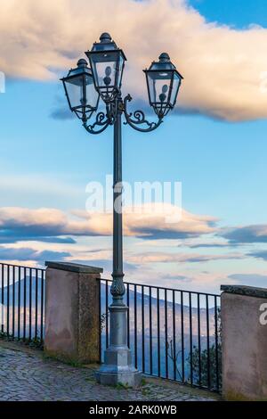 Europa, Italien, Sizilien, Provinz Palermo, Pollina. Lampenpost bei Sonnenuntergang, bei einem Blick in der Nähe der Stadt Pollina. Stockfoto