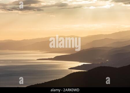 Italien, Sizilien, Palermo, Pollina. Blick auf die sizilianische Küste von Pollina aus am späten Nachmittag. Stockfoto