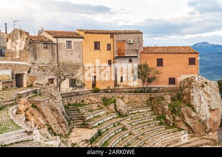 Italien, Sizilien, Palermo, Pollina. Das Theater Pietra Rosa, ein Steintheater in Pollina. Stockfoto