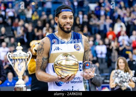 Birmingham, Großbritannien, 26/01/2020. BBL: Cup-Finale in der Arena Birmingham Ein hervorragendes MenÕs-Cup-Finale mit Bristol Flyers gegen Worcester Wolves. Worcester Wolves Amir Williams (01) MVP posiert mit dem goldenen Ball. (C)pmgImaging Stockfoto