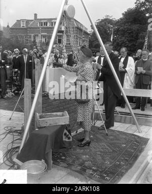 Erste Steinlegung für die neue englische und amerikanische Episkopalkirchengemeinde in der Riouwstraat in den Haag, von Prinzessin Alice, Gräfin von Athlone Datum: 21. Juni 1951 Ort: Den Haag, Zuid-Holland Schlüsselwörter: Kirchen, Prinzessinnen, Steinlegung persönlicher Name: Alice Gräfin von Athlone Prinzessin Stockfoto