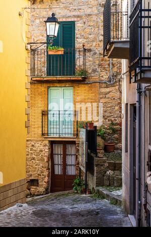 Italien, Sizilien, Provinz Palermo, Pollina. Balkone über einer Kopfsteinpflaster Straße in Pollina. Stockfoto