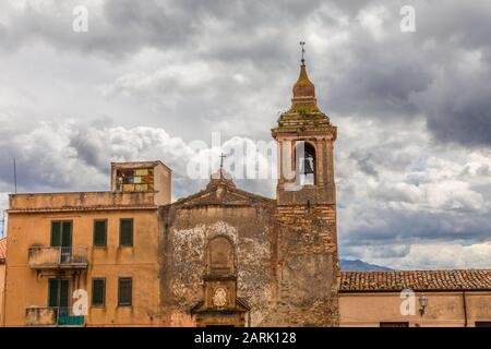 Italien, Sizilien, Provinz Palermo, Castelbuono. Chiesa Madre Kirchturm in Castelbuono. Stockfoto