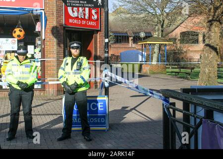 Polizeibeamte bewachen am Morgen nach der ersten Anzeige des Vorfalls den Tatort des russischen Spions, Der Novichok Vergiftung. Dieses Bild zeigt die Bank, die Sergei und Yulia Skripal nach dem Besuch von Zizzi und Dem Pub Mill gefunden wurden. Stockfoto