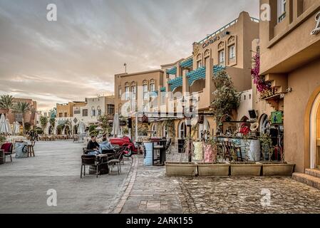 Ein farbenfrohes arabisches Restaurant in der Abendsonne, Mann und Frau sitzen an einem Tisch auf dem Bürgersteig, el Gouna, Ägypten, 14. Januar 2020 Stockfoto