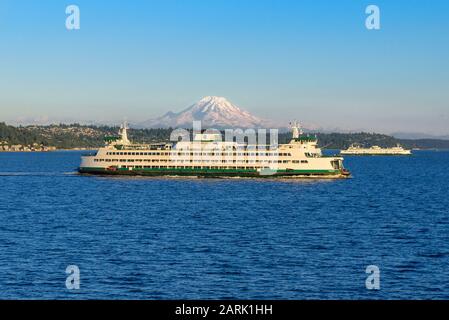 Washington State Ferry Crossing Puget Sound mit Mt Rainier Beyond, aus Seattle, Washington Stockfoto