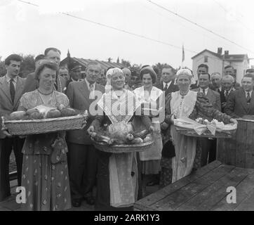 Elektrifizierungsstrecke Zwolle-Leeuwarden-Groningen. Letzte Fahrt Dieselzug Datum: 17. Mai 1952 Ort: Grouw Schlagwörter: Trachten, Öffentlichkeit, Eisenbahn, Züge Institutionenname: NS Stockfoto